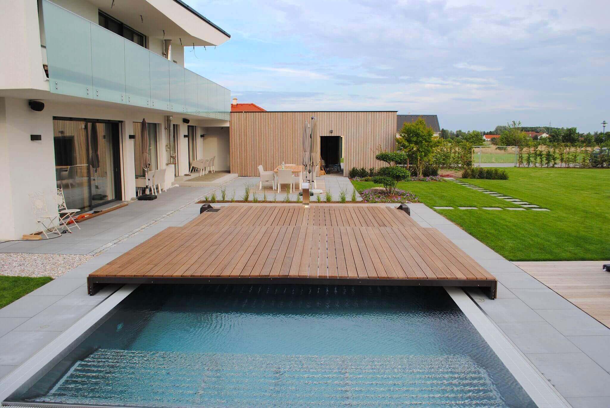 Madera ultraflache Schwimmbadüberdachung im Holzdesign